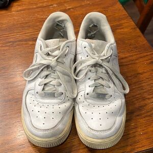 Nike Air Force 1’s white low